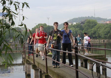 美国大学代表团在临海古城作文化考察