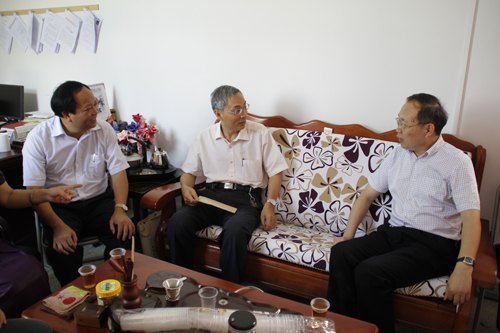 杨海涛书记率队走访慰问困难师生党员