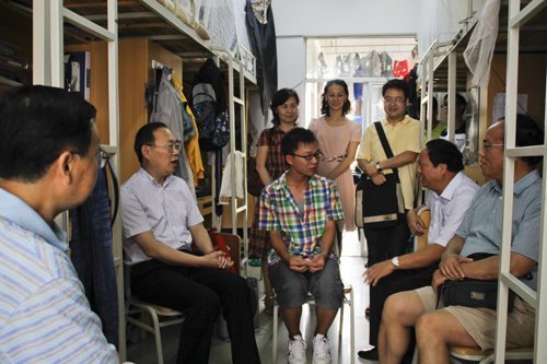 杨海涛书记率队走访慰问困难师生党员