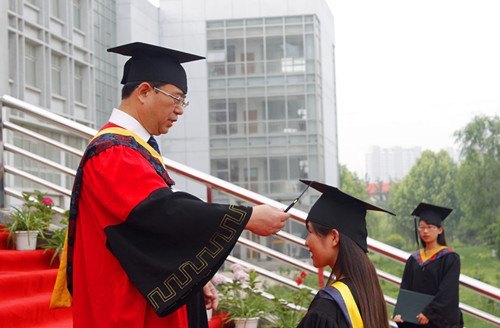 里仁学院举办2013届本科生毕业典礼