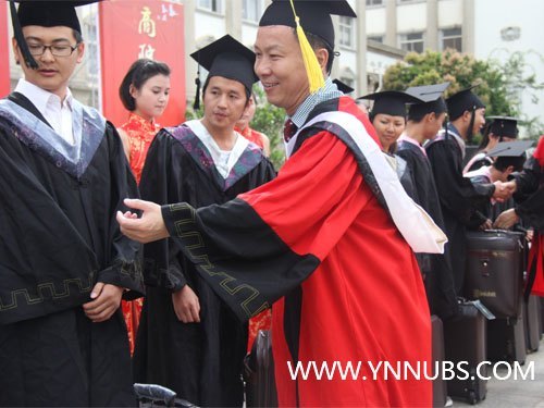 云南师范大学商学院举行2013届毕业生毕业典礼暨学士学位授予仪式