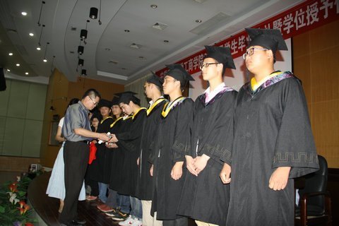 (图文)安徽工业大学工商学院隆重举行2013届学生毕业典礼暨学位授予仪式