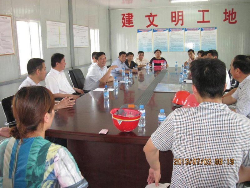 党委书记王清义带队到专家公寓建设工地进行慰问