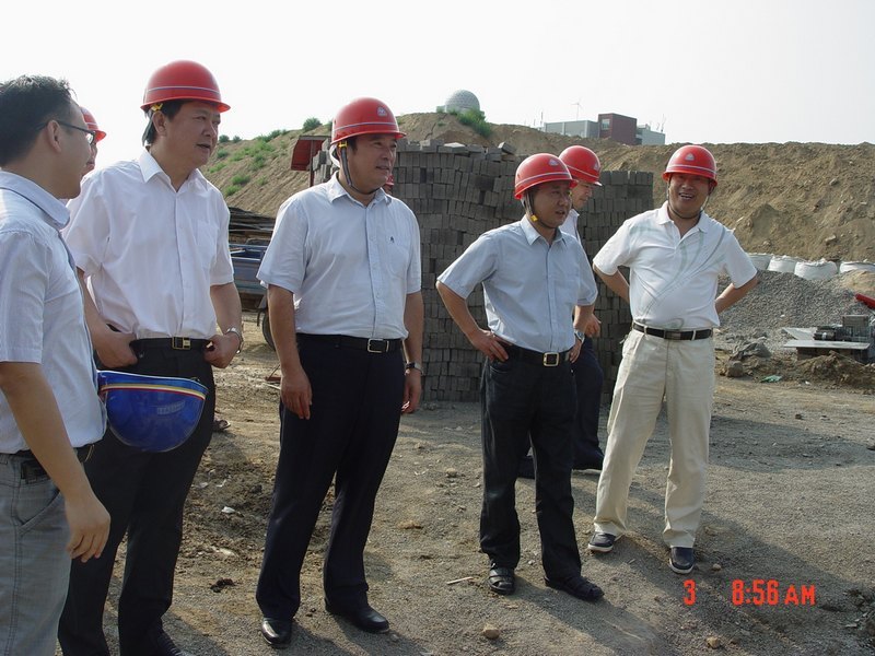 党委书记王清义带队到专家公寓建设工地进行慰问