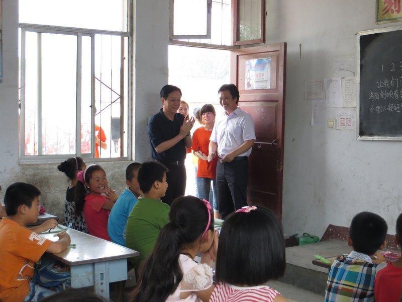 校党委副书记马超看望慰问暑期社会实践队员