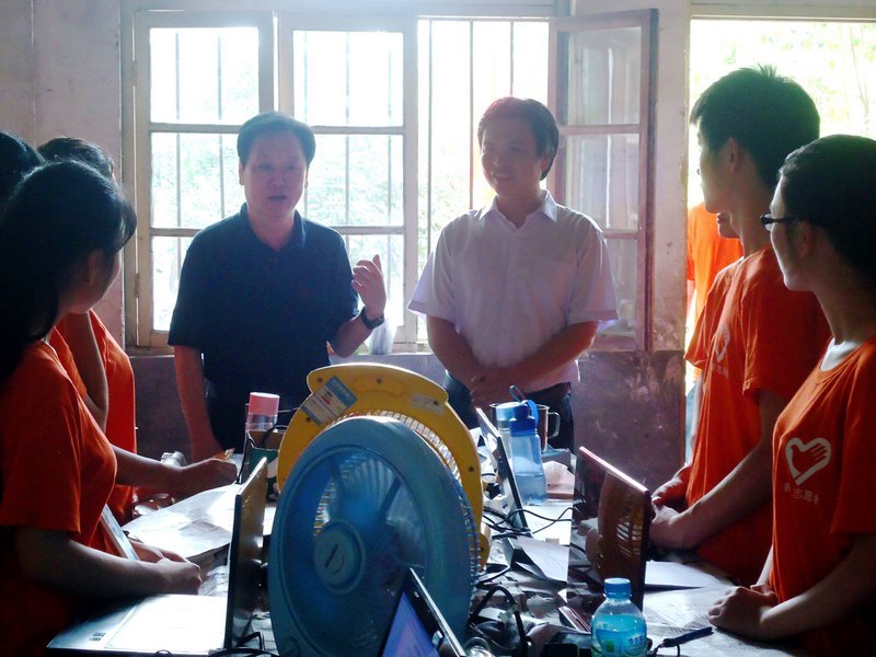 校党委副书记马超看望慰问暑期社会实践队员