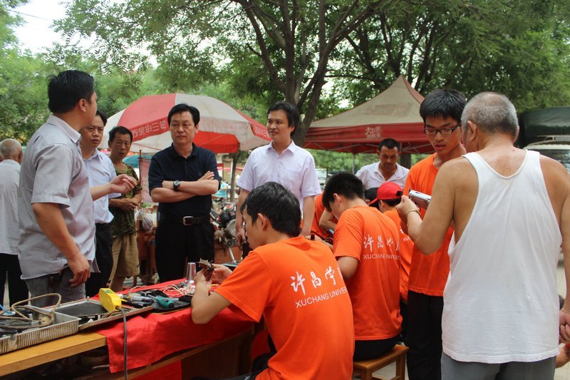 校党委副书记马超看望慰问暑期社会实践队员