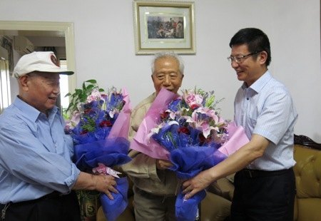 党委书记周光耀为离休干部庆贺寿辰