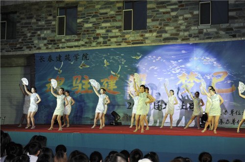 长春建筑学院举行“魂驻建筑梦已起航”2013届毕业晚会