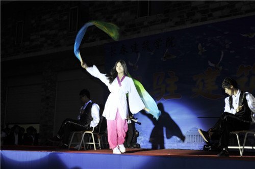 长春建筑学院举行“魂驻建筑梦已起航”2013届毕业晚会