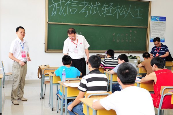 刘健校长巡视期末考场