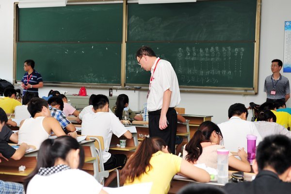 刘健校长巡视期末考场