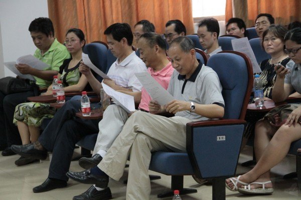 �����ʦӢ�������ѵ���ҵ�����߻㱨�ݳ�Բ����Ļ