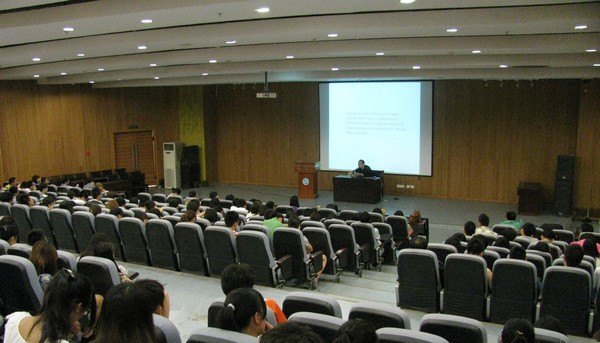 美国宾西法尼亚州立大学旅美教授陈放来武汉工程大学做学术交流