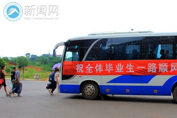 欢送毕业生 浓浓离别情