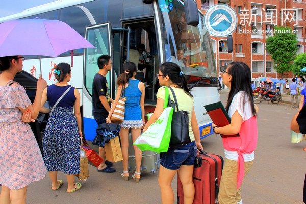 欢送毕业生 浓浓离别情