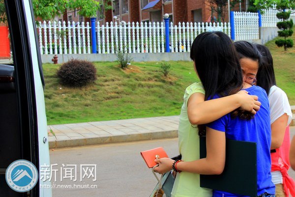 欢送毕业生 浓浓离别情