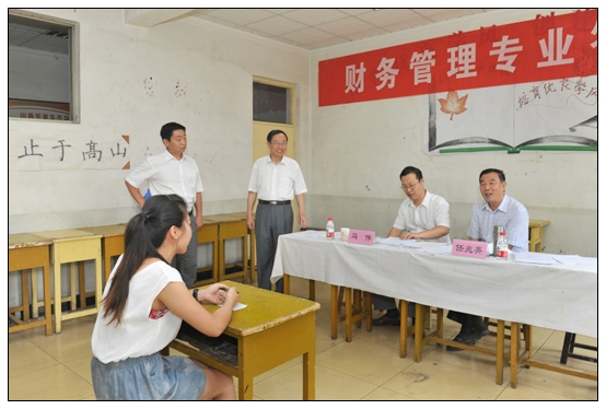 继续教育学院举行2013届学生毕业论文答辩