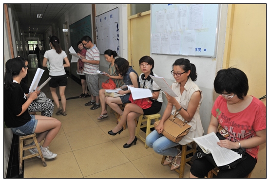 继续教育学院举行2013届学生毕业论文答辩