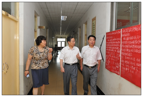 继续教育学院举行2013届学生毕业论文答辩