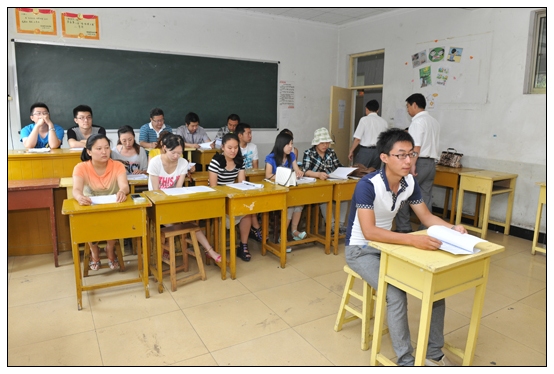 继续教育学院举行2013届学生毕业论文答辩