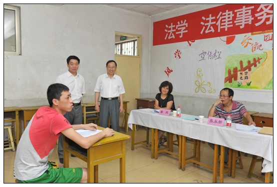 继续教育学院举行2013届学生毕业论文答辩