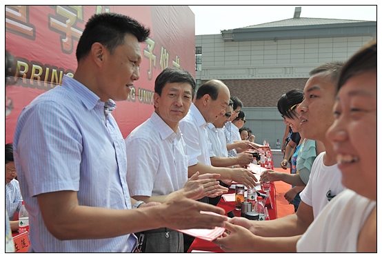 晋中学院隆重举行2013届学生毕业典礼