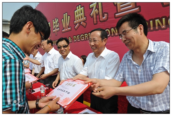 晋中学院隆重举行2013届学生毕业典礼