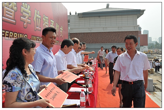晋中学院隆重举行2013届学生毕业典礼