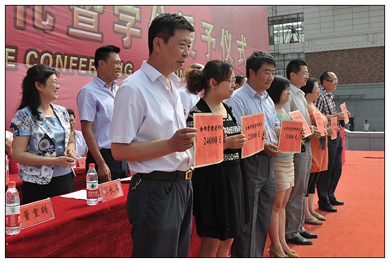 晋中学院隆重举行2013届学生毕业典礼