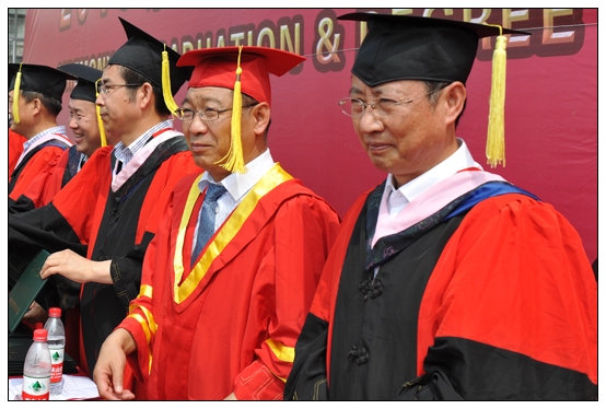 晋中学院隆重举行2013届学生毕业典礼