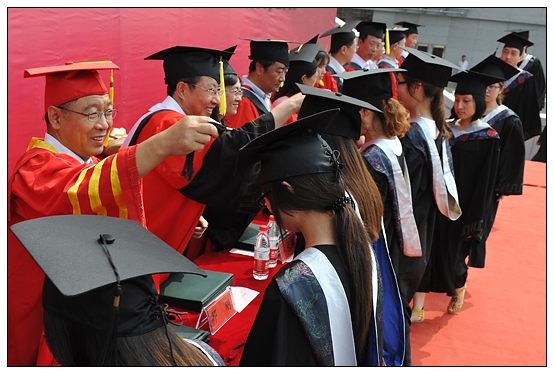 晋中学院隆重举行2013届学生毕业典礼