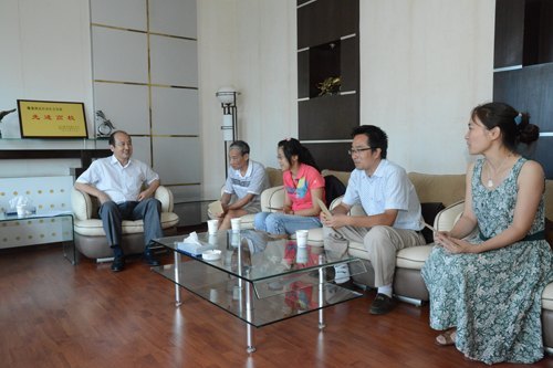 校领导访谈慰问困难党员代表