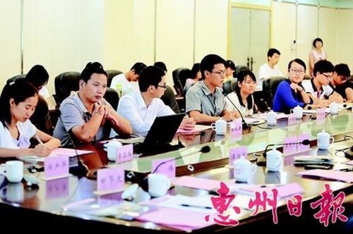 �������ձ�ר����ƪ������ѧԺ���ݱ�ҵ��ý�������Ͼٰ��ѧ����ҵ����̳