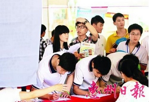 �������ձ�ר����ƪ������ѧԺ���ݱ�ҵ��ý�������Ͼٰ��ѧ����ҵ����̳