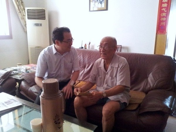 校领导慰问建国前入党的离休老同志