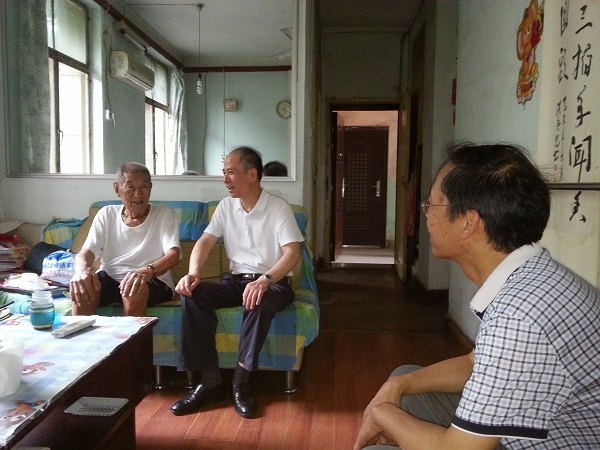 校领导慰问建国前入党的离休老同志