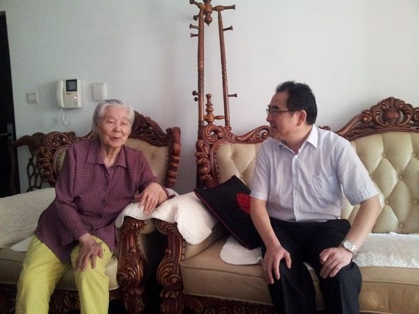 校领导慰问建国前入党的离休老同志