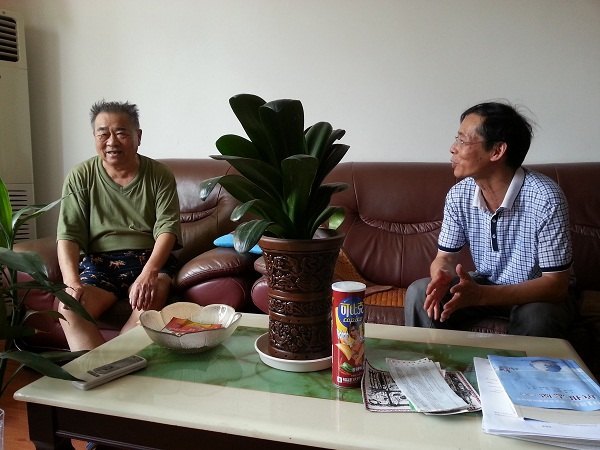 校领导慰问建国前入党的离休老同志