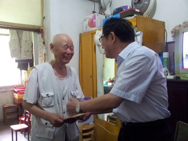 校领导慰问建国前入党的离休老同志