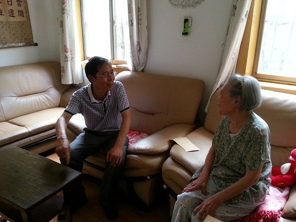 校领导慰问建国前入党的离休老同志