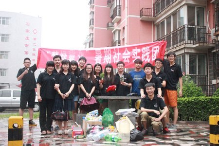 材料学院暑期社会实践团走进社区以废换绿