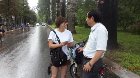 实践团队收集“中国式过马路”的各方建议