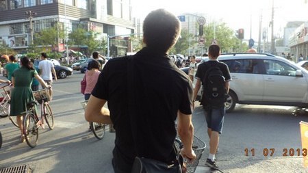 实践团队收集“中国式过马路”的各方建议