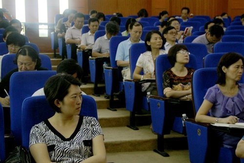 【群众路线教育】惠州学院学者为中层干部举办两场群众路线教育讲座