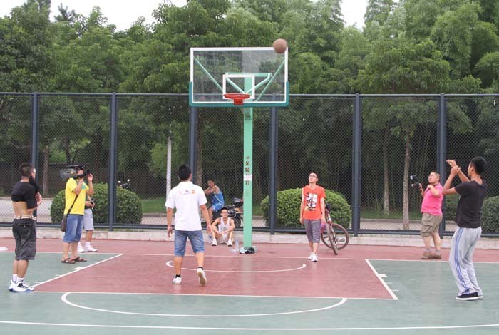 “姚基金希望小学篮球季”支教志愿者“惹”新闻媒体关注