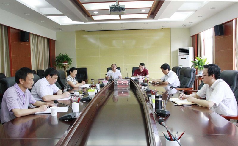 校党委举行党的群众路线教育实践活动专题学习会