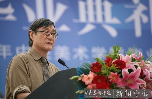 2013届毕业典礼隆重举行