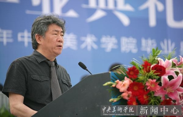 2013届毕业典礼隆重举行