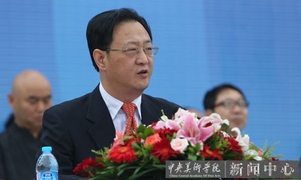 2013届毕业典礼隆重举行